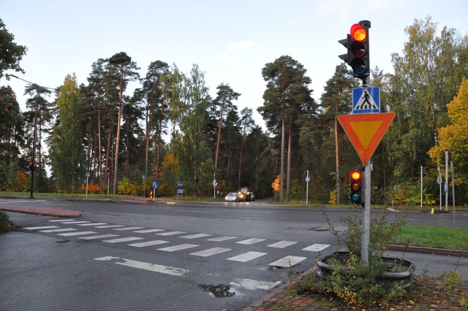 Korsning med trafikljus och bilar.