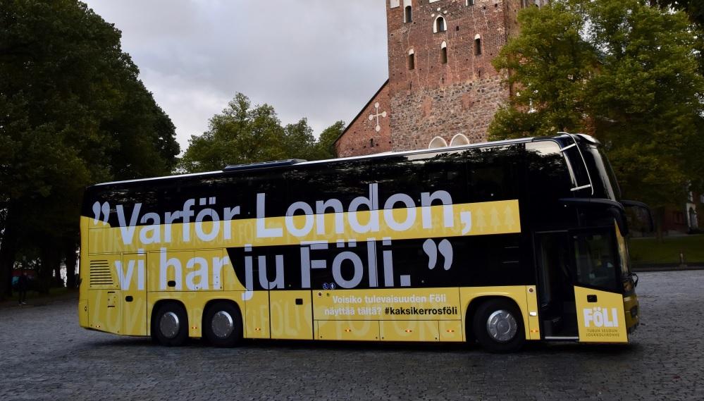 En tvåvåningsbuss framför domkyrkan