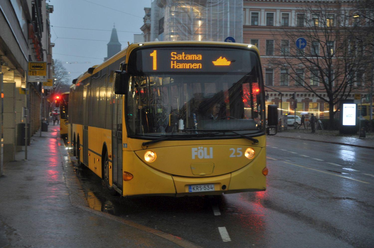 Buss startar från hållplats i stad