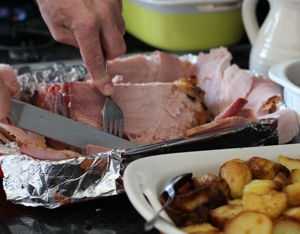 julskinka och potatis på fat