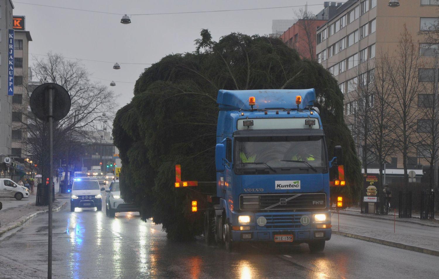 Jättegran på lastbil i stadstrafik