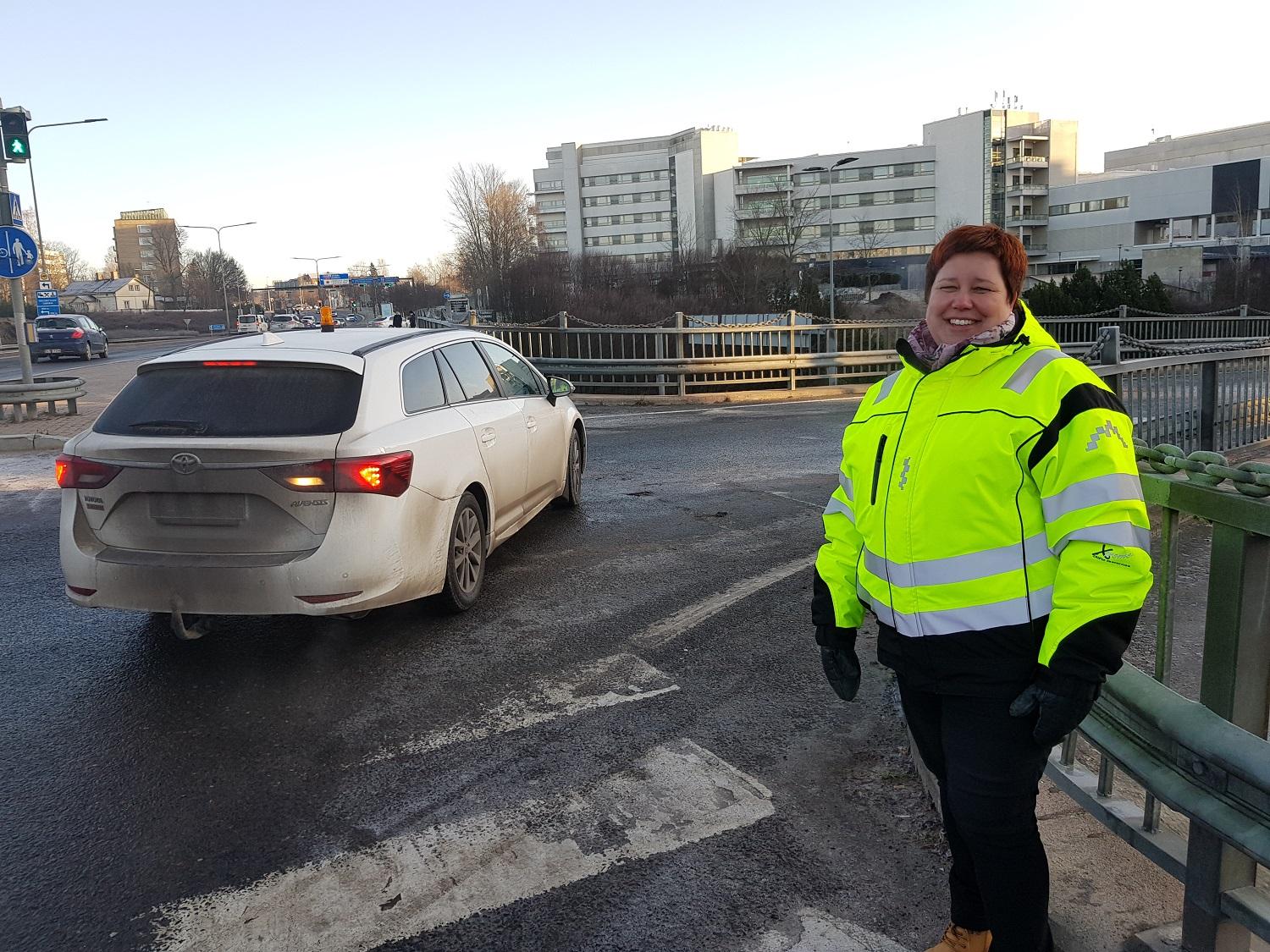 Kvinna står vid väg.