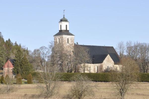 stenkyrka fotad på långt håll