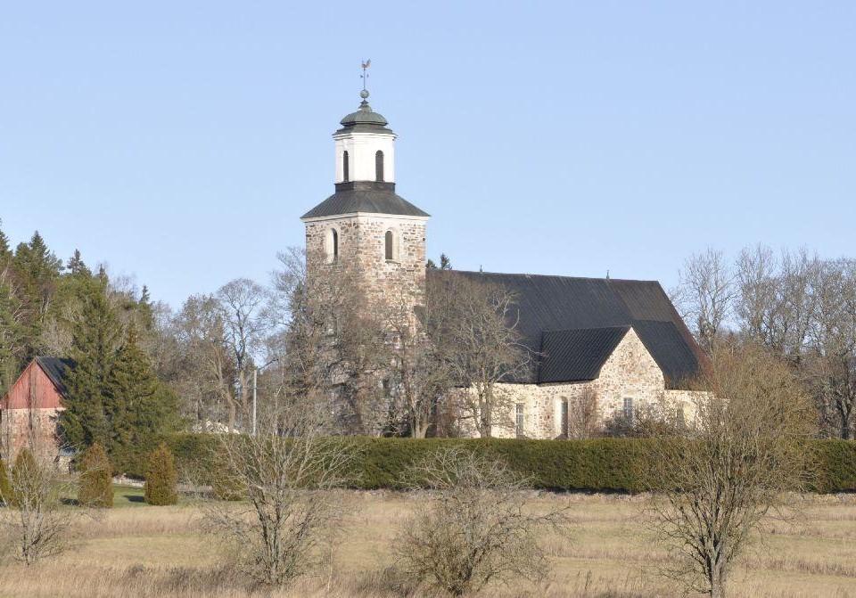 stenkyrka fotad på långt håll