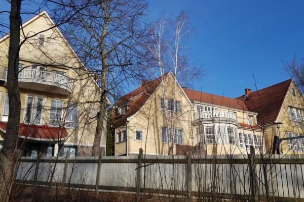 stort gammalt gult hus