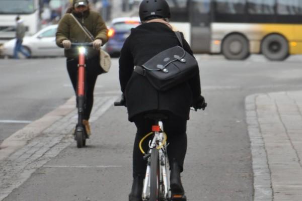 En person på en cykel och en på elsparkcykel.