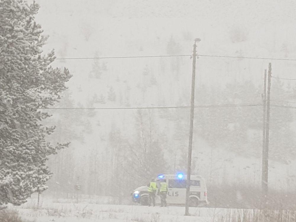 Polisbil i snöigt väder.