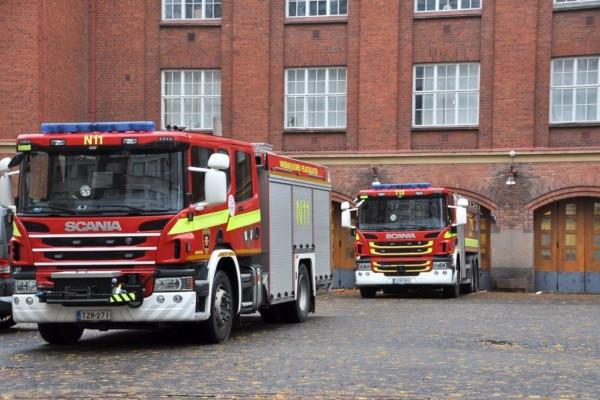 Brandbilar utanför brandstationen.