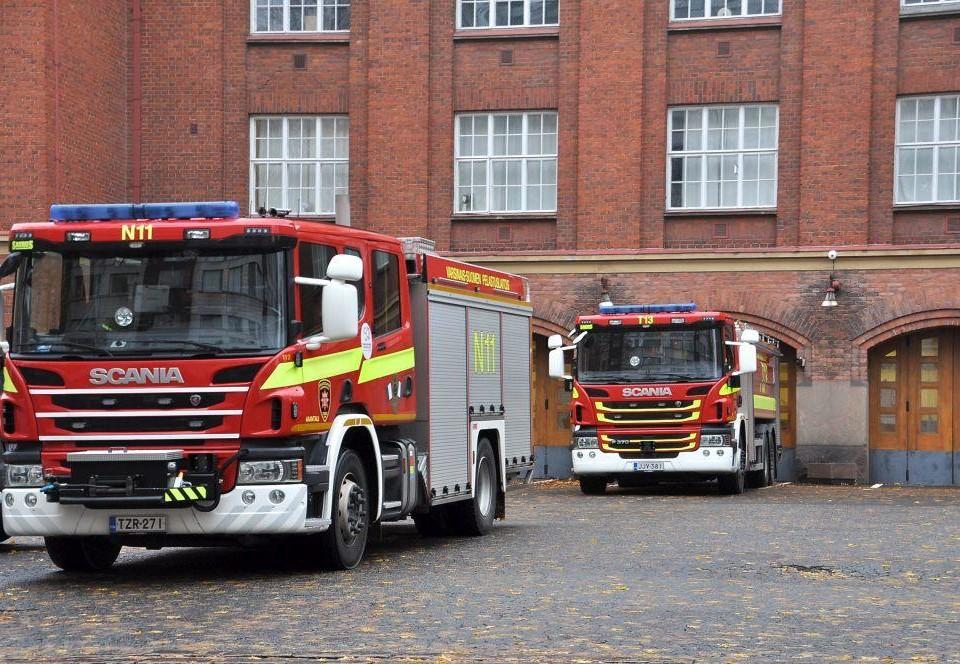 Brandbilar utanför brandstationen.