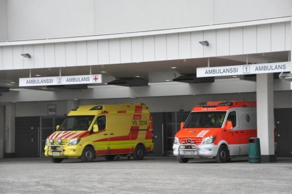 En byggnad med ambulanser utanför.