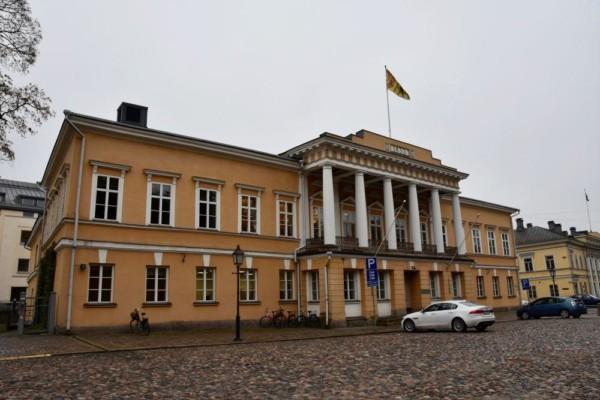 Stor byggnad med en flagga på taket.