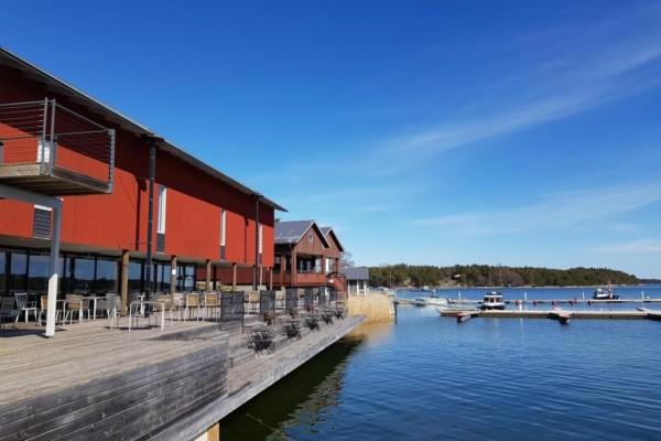 Ett rött hus vid en brygga