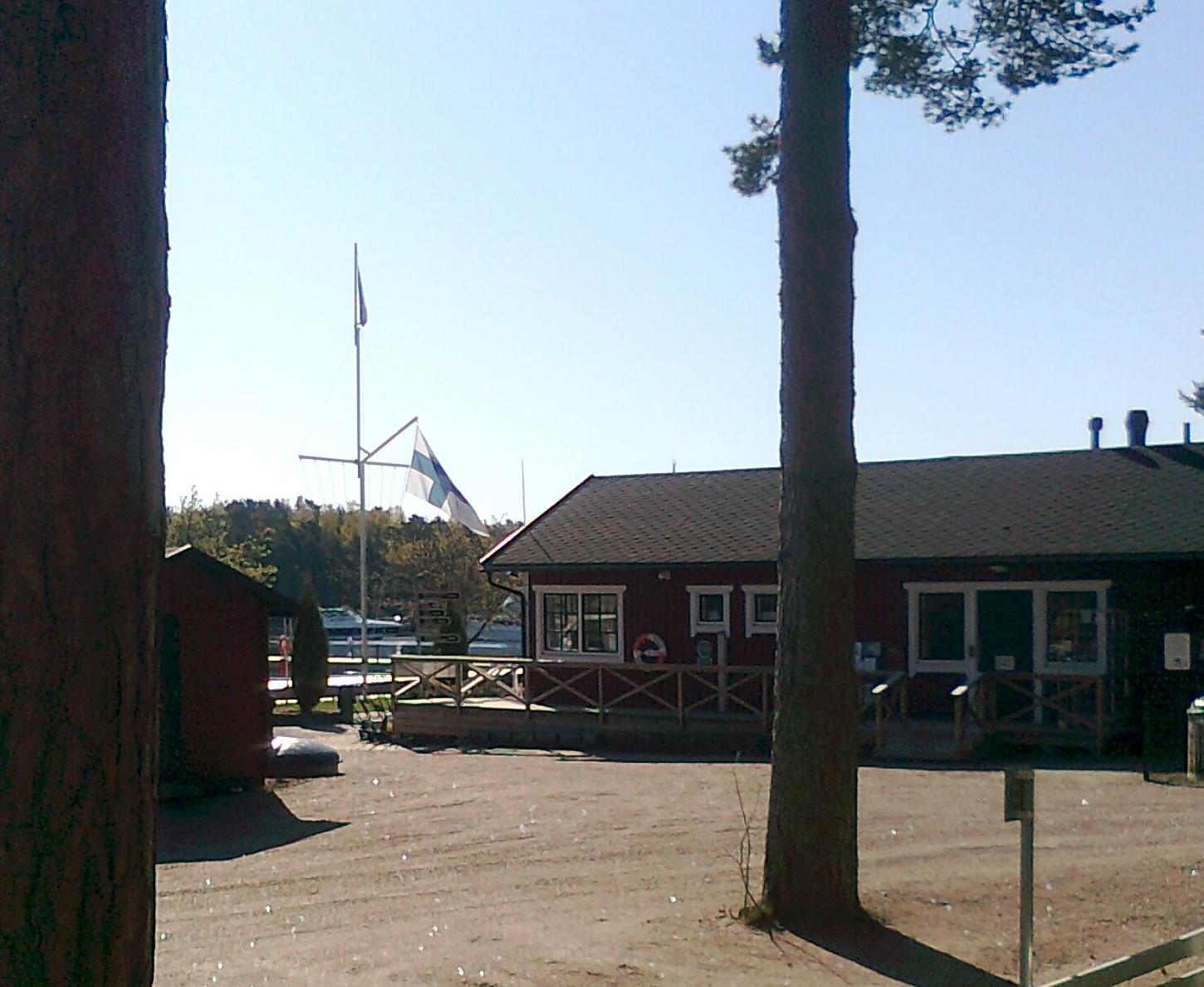 flagga hänger i anordning, inte flaggstång, vid en strand