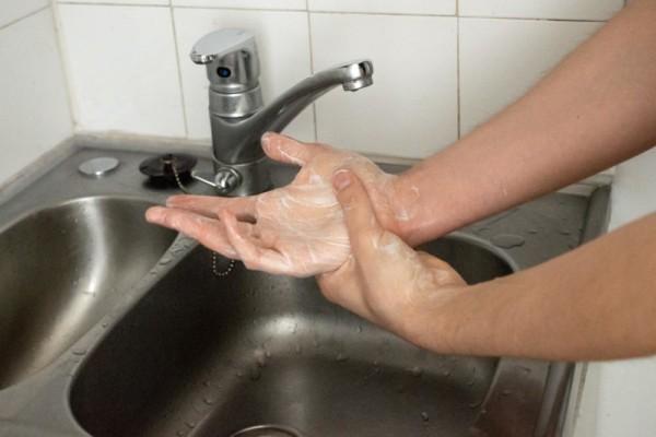 närbild av någon som tvättar sina händer