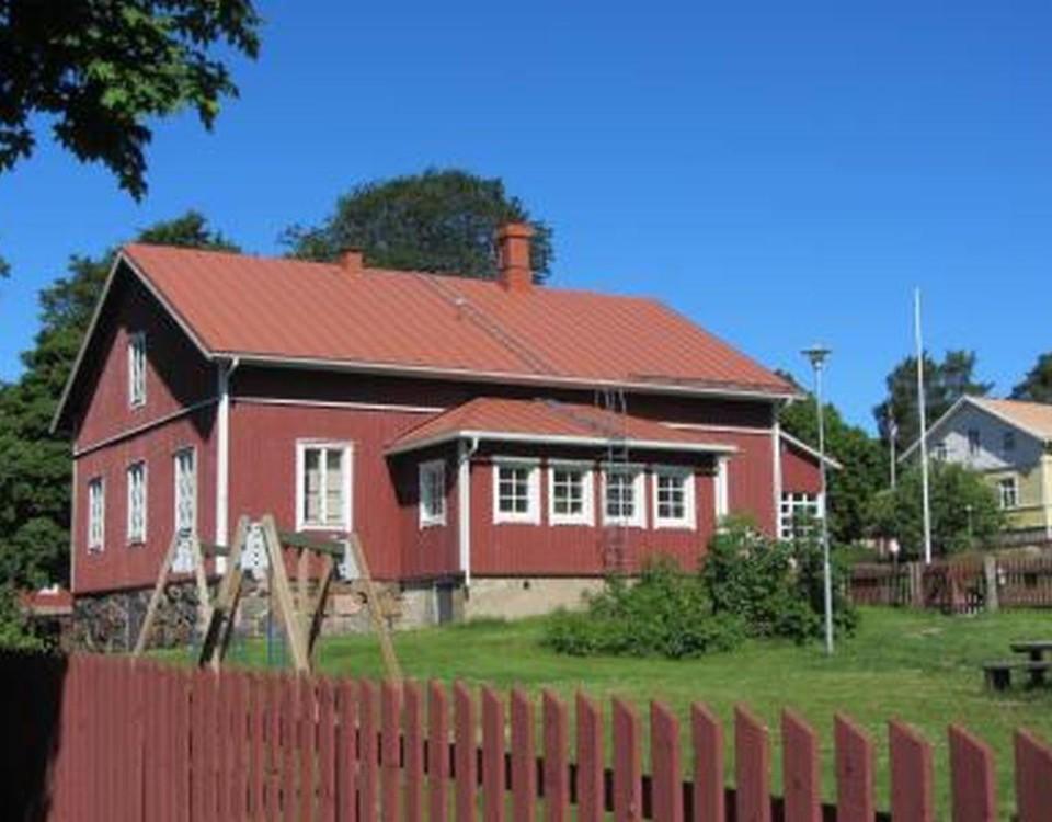 rött hus i lantlig idyll