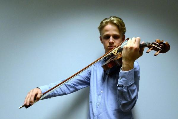 Ung man spelar violin