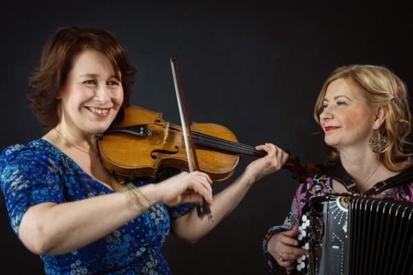 två damer, en med violin och en med dragspel