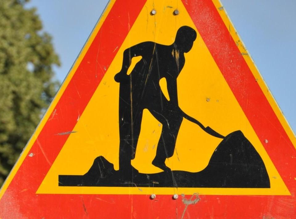 Ett trafikmärke med en man som gräver.
