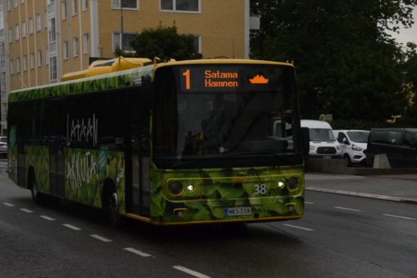 elbuss i trafik.