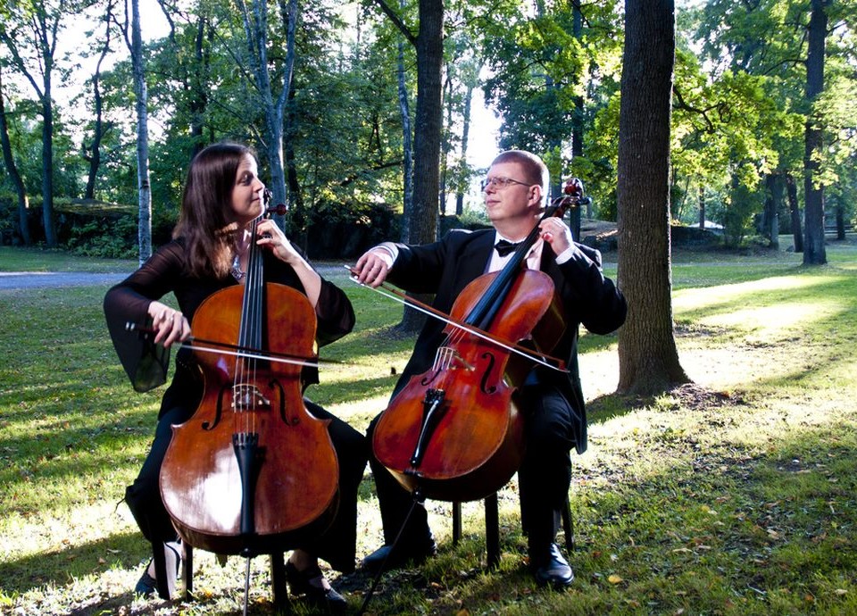 Kvinna och man med cello i park