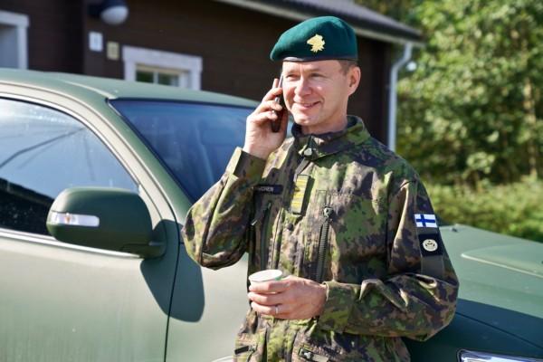 En militärman i telefon