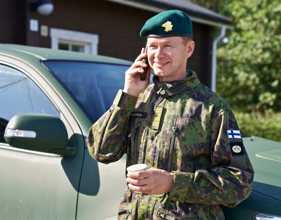 En militärman i telefon