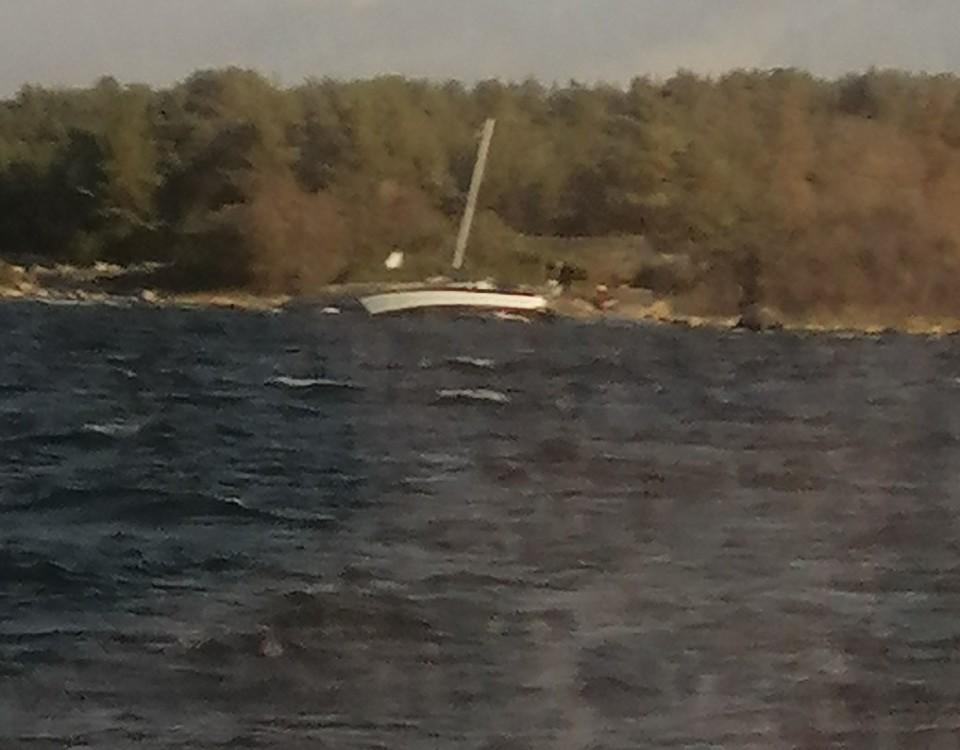 en segelbåt slår mot ett berg