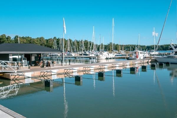 Hamn med spegleblankt vatten.