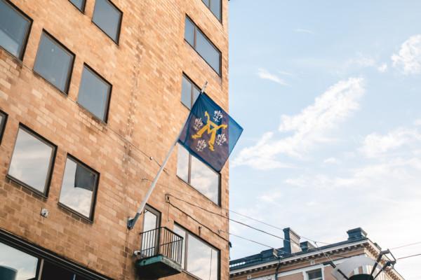 Åbo stads vapen på flagga på fasad