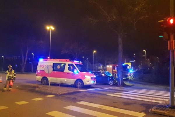 en krockad bil samt ambulans och brandbil