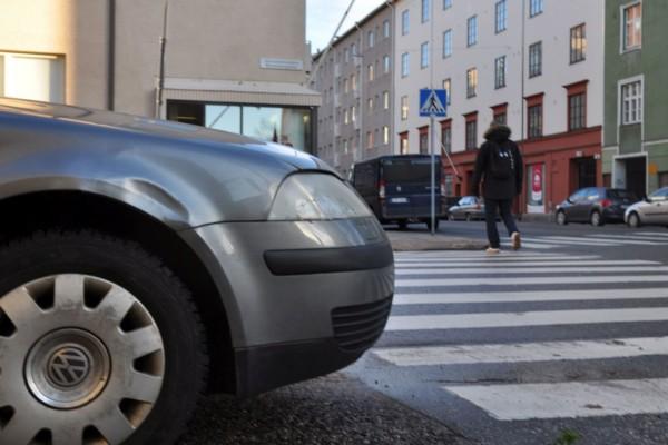 Felparkerad bil vid övergångsställe