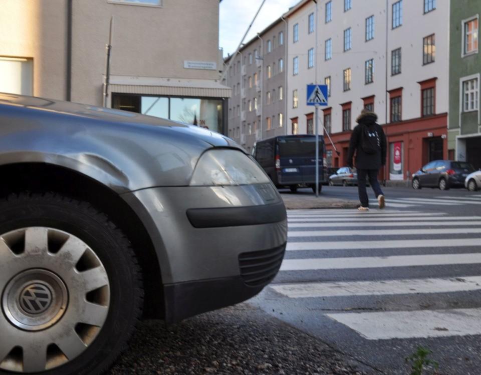 Felparkerad bil vid övergångsställe