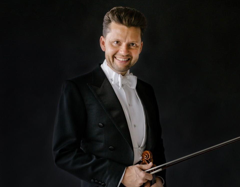 Julian Rachlin iklädd frack med en violin i handen.