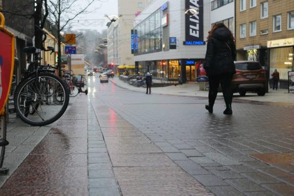 halvslaskig gata i stad