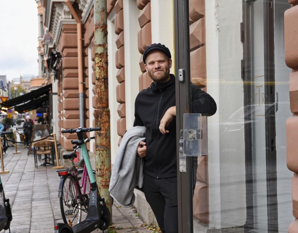 man står vid restaurangdörr