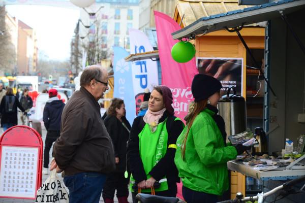 människor på ett torg