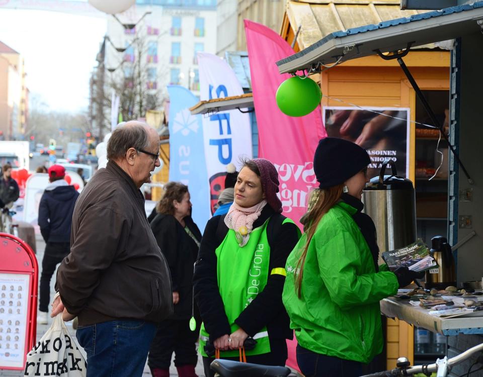 människor på ett torg