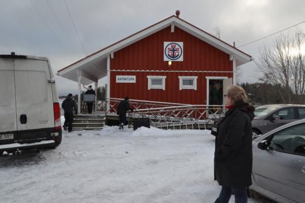 flyttkarlar tömmer en röd byggnad med vita knutar