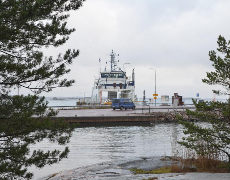 En förbindelsebåt vid bryggan