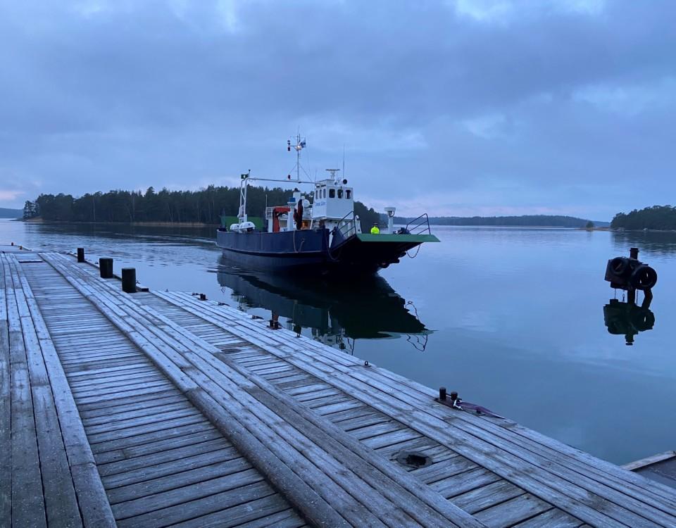 en förbindelsebåt på väg mot hamn