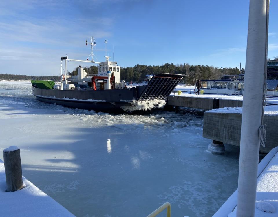 En förbindelsebåt i isen