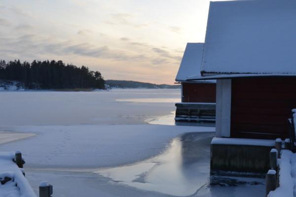 ett vinterlandskap i solnedgången