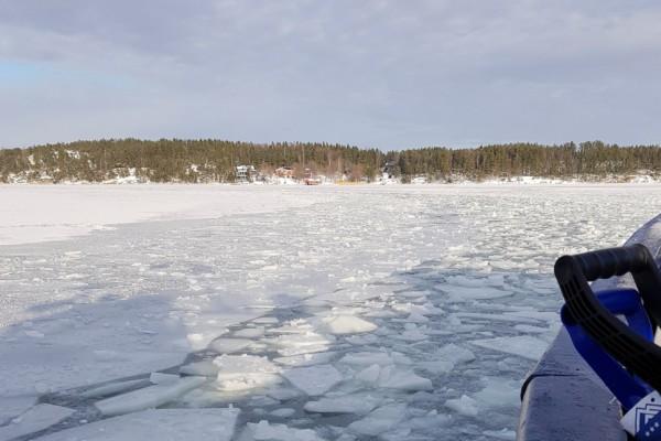 ett fartyg tar sig igenom isen