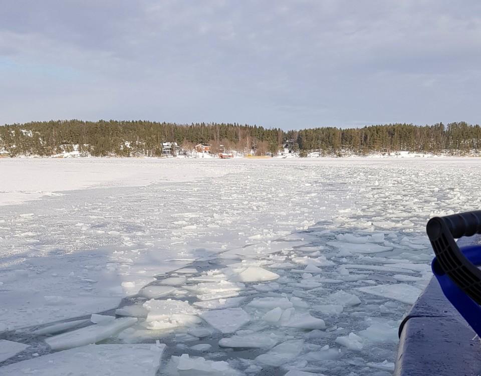 ett fartyg tar sig igenom isen