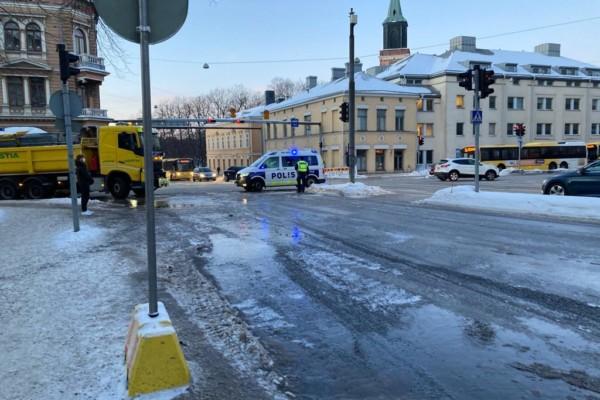 en stor vattenpöl på isig gatan