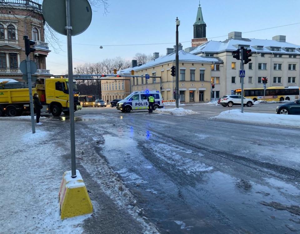 en stor vattenpöl på isig gatan