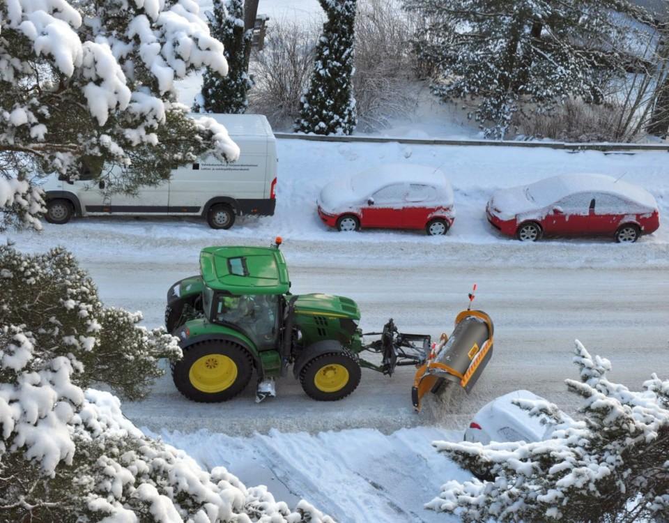 Traktor plogar snö på gata