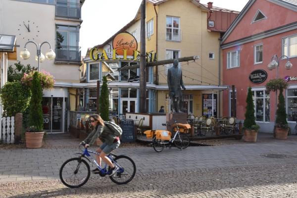 ett hus, en cyklist och en gata