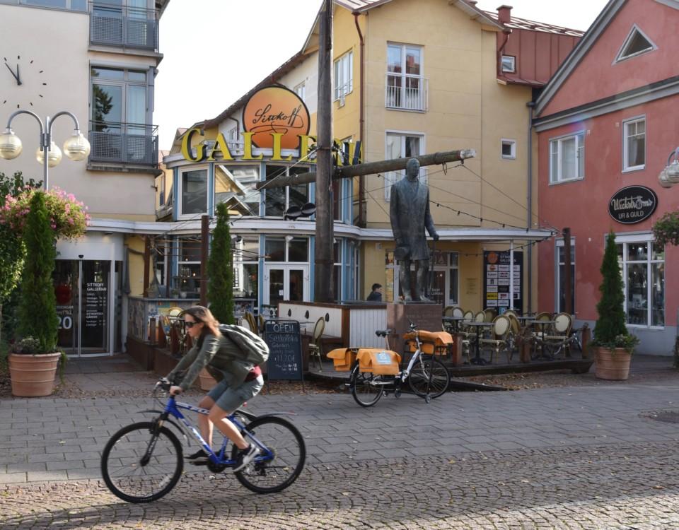 ett hus, en cyklist och en gata