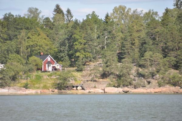 sommarstuga invid en strand med klippor